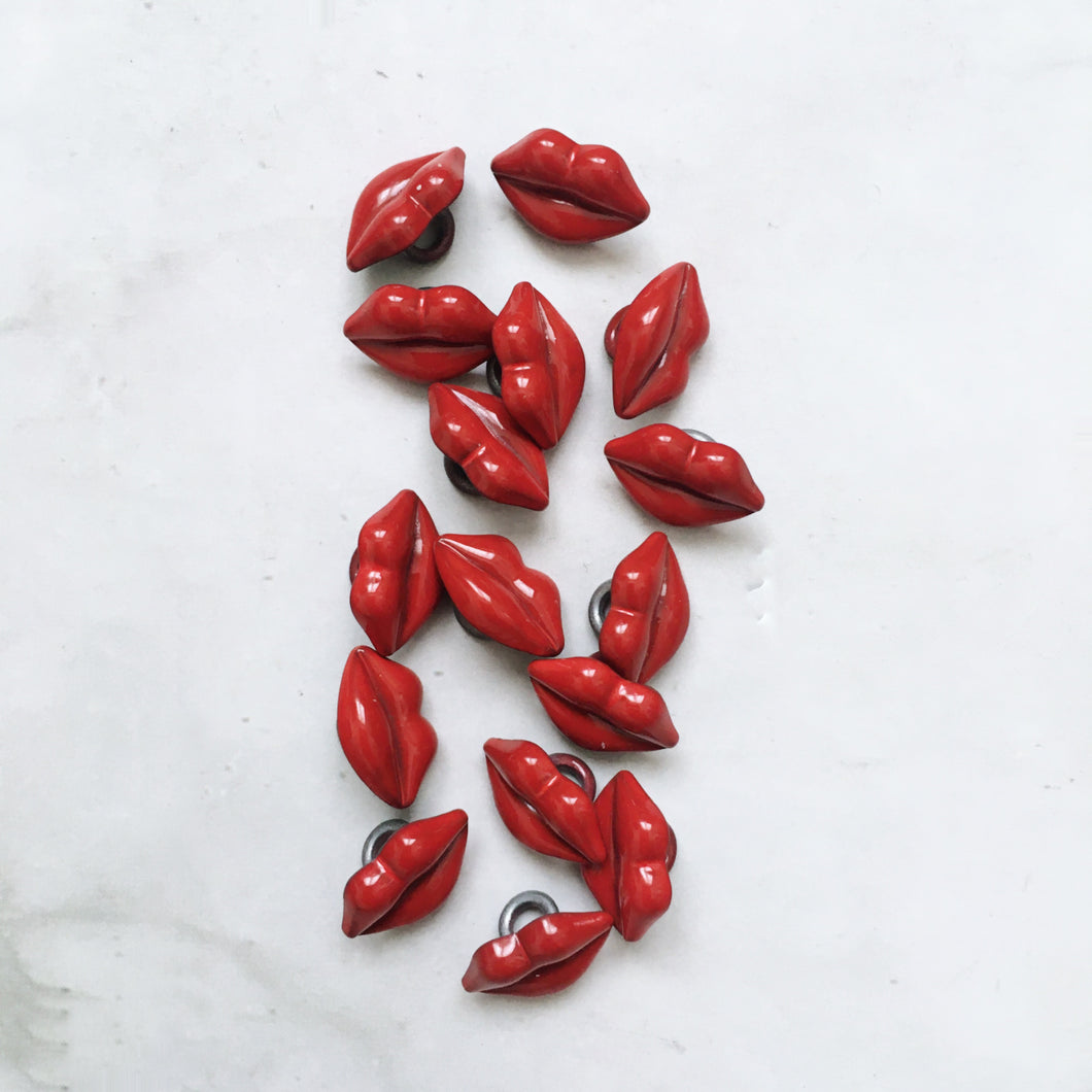 LOT DE 12 BOUTONS KISS 11MM